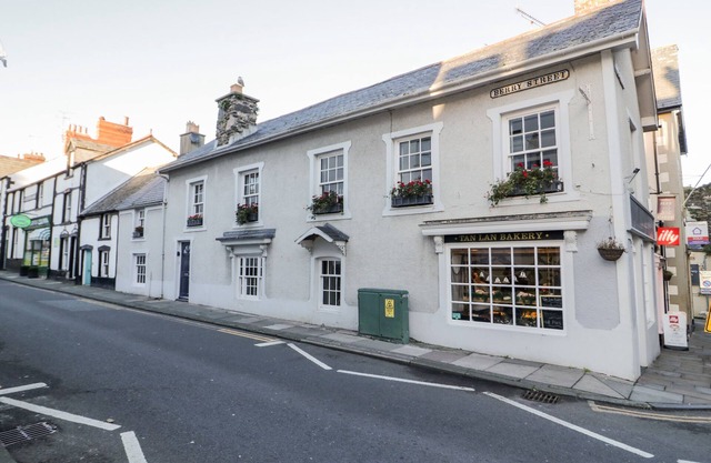 SEA CHEST, pet friendly, character holiday cottage in Conwy