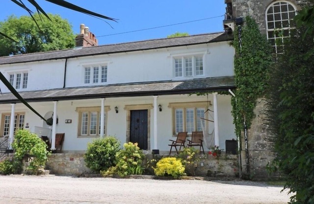 SEA CLIFF COTTAGE, pet friendly, luxury holiday cottage in Pentewan