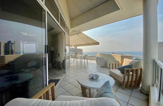 Sea facing Contemporary holiday apartment Umhlanga Rocks