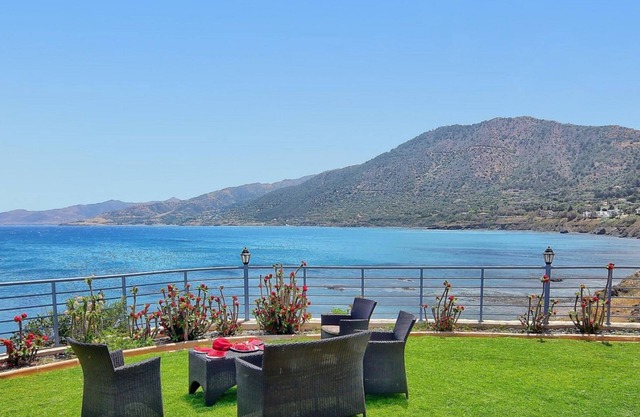 SEA FRONT Superb Villa, Large Private Pool, Children's Playground