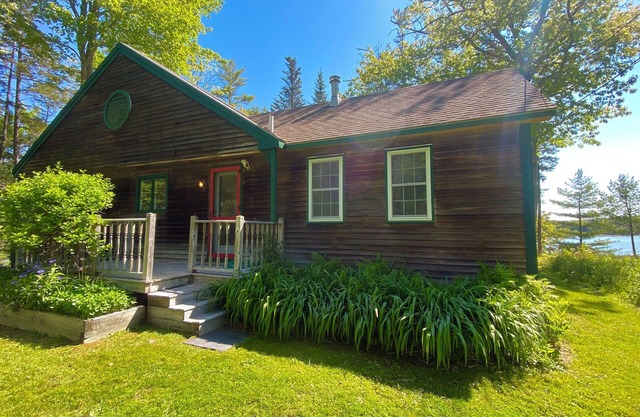 Sea Heather Cottage: Sunny Waterfront Escape for Nature Lovers
