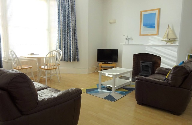 'Sea-Lovers' - 2 bedroom flat steps from the Sea!
