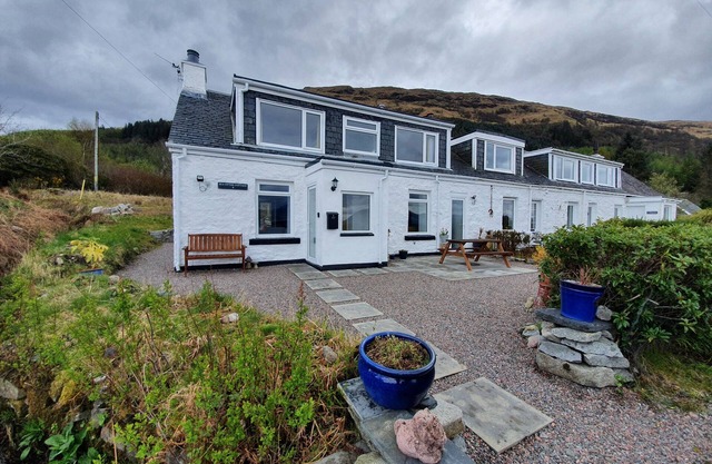 SEA OTTER COTTAGE, pet friendly, with open fire in Ballachulish