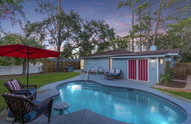 Sea Renity sleeps 8, Outdoor TV Room, Heated Pool, Renovated