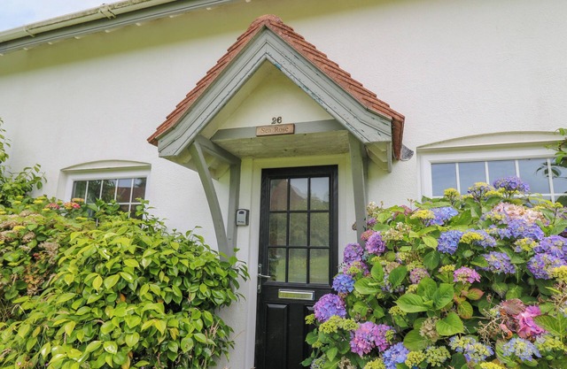 SEA ROSE, pet friendly, character holiday cottage in Aberporth