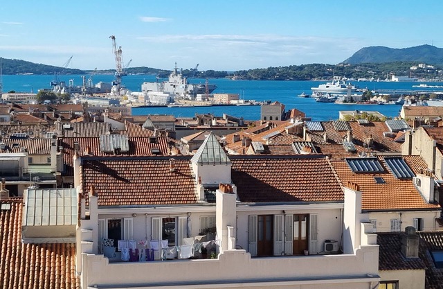 Sea View 180° – AC, 2BR, Walk to Station & Port