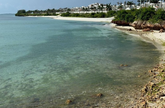 Sea view, 3-bedrooms in fabulous Zanzibar with AC, WiFi and 24 hr security