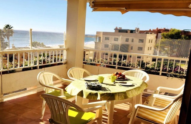 SEA VIEW APARTMENT, COMFORTABLE AND BRIGHT.