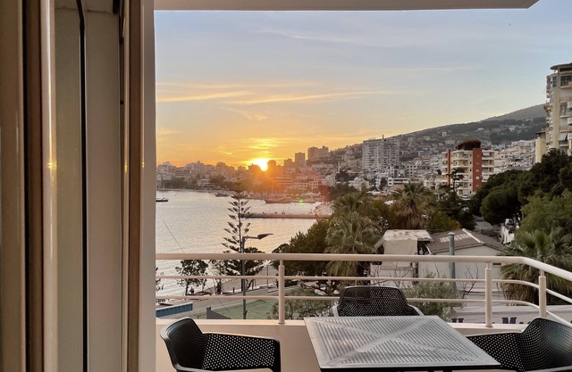 Sea view apartment(above promenade)with beaches, restaurants within a 5 min walk
