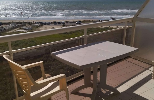 Sea-View Apartment with Cozy Decor, Balcony, Parking