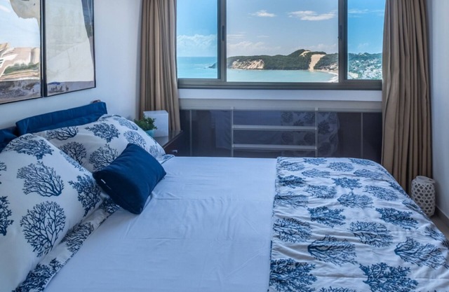 Sea view apartment with 2 bedrooms, fast Wi-Fi (300mb), swimming pool, rotating garage