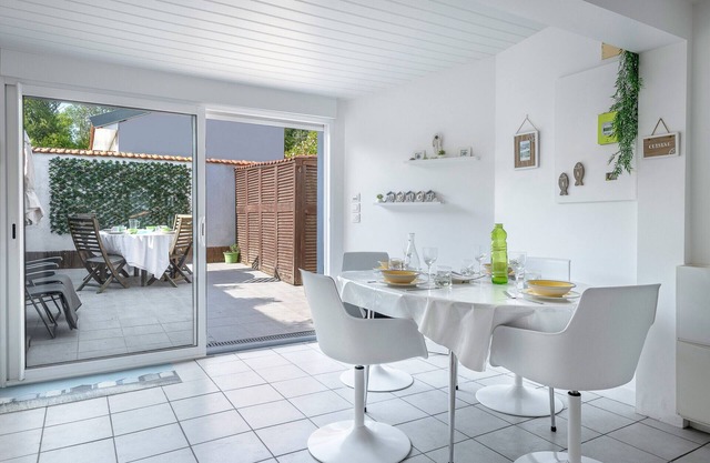 Sea view, beach 50m away, House for 4, terrace