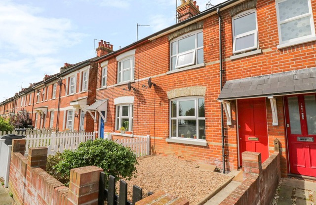 SEA VIEW COTTAGE, pet friendly, with open fire in Frinton-On-Sea