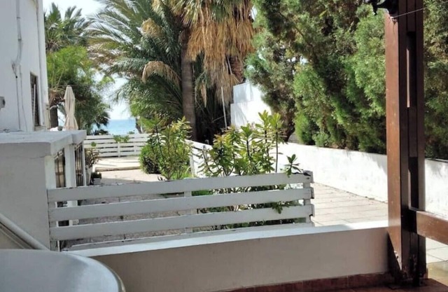 Sea view ground floor apartment 20 seconds walk from the beach!