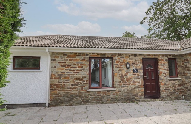 SEA VIEW, pet friendly, character holiday cottage in St Clears
