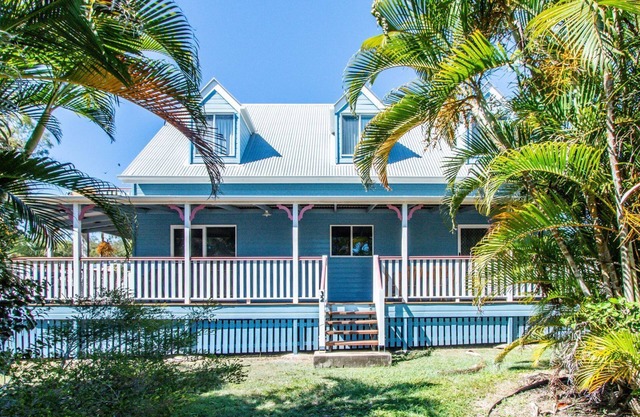 SEACHANGE LOFT HOLIDAY HOUSE - STROLL TO MAIN BEACH, BOAT PARKING