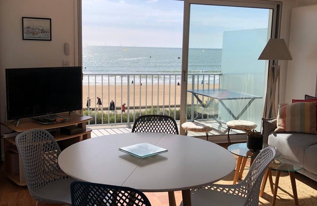 Seafront apartment La Baule/Pornichet. Beach at the foot of the building!