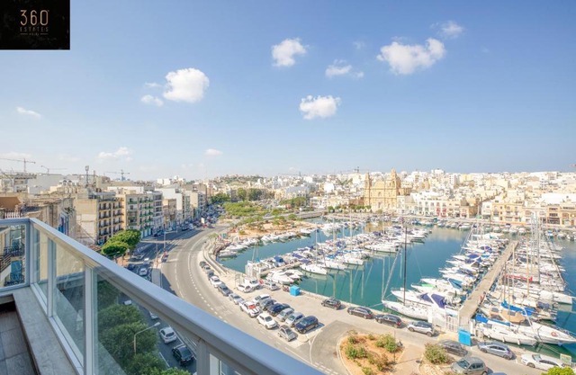 Seafront, Designer APT with Private Terrace & WIFI by 360 Estates