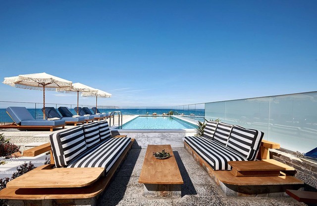 Seafront Villa with swimming pool & jacuzzi & heated pool