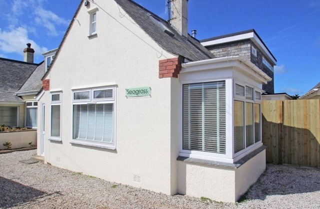 SEAGRASS, pet friendly, country holiday cottage in Newquay