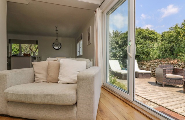 SEAPORT LODGE, pet friendly, country holiday cottage in Mawgan Porth