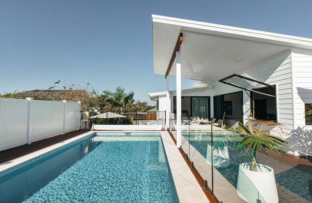 SEASCAPE BLUE BAY - A BALI INSPIRED STUDIO WITH HEATED POOL