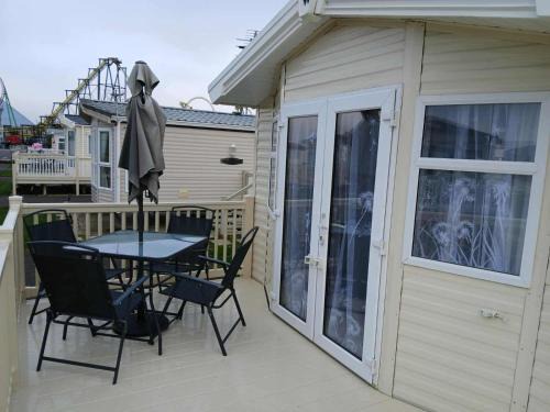 Seascape - caravan next to Fantasy Island Ingoldmells, dog friendly