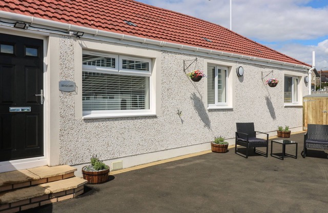 SEASCAPE, country holiday cottage, with a garden in Kinghorn