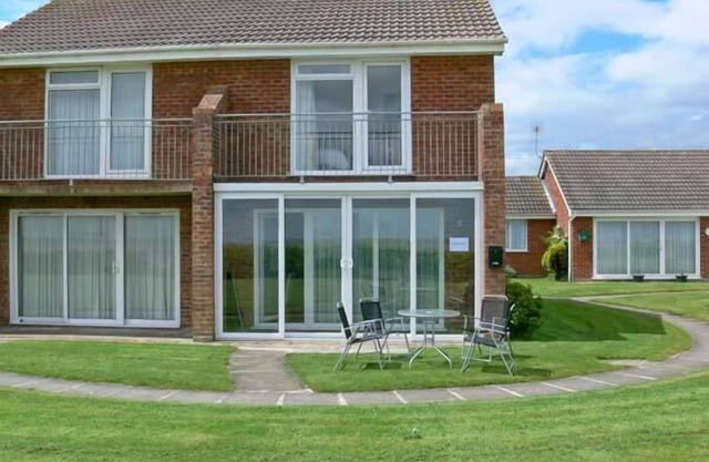 SEASCAPE, pet friendly, country holiday cottage in Kessingland