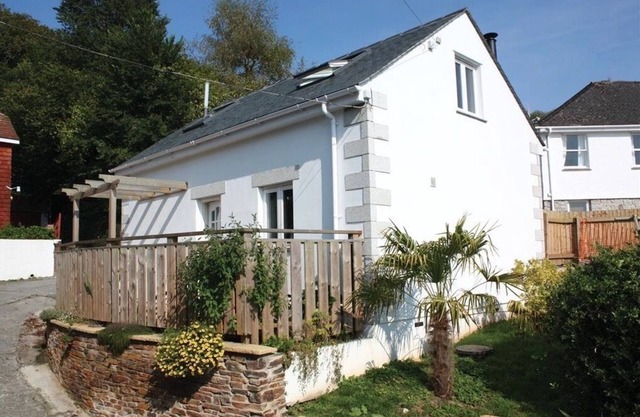 'Seashells' Sleeps 2, WiFi, shared pool, close to beach, river, coast path