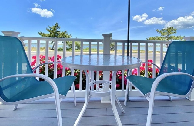 Seashore COTTAGE with bay views