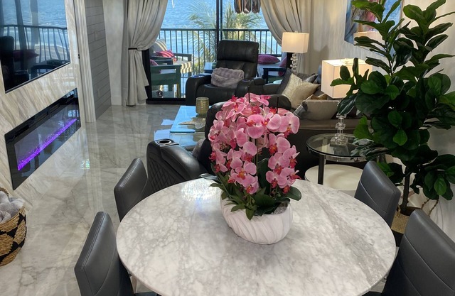 SEASIDE 204. Luna Sea is a luxurious BEACHFRONT 2BR/2BA Condo in FMB