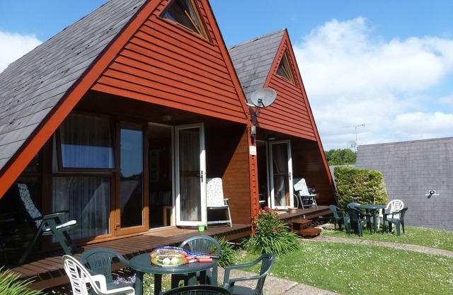 Seaside chalet, free WiFi, swimming pool, pubs near by, friendly holiday park.