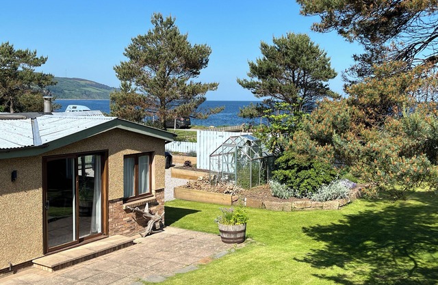 Seaside cottage by a sandy beach - dolphins, golf, near Inverness and Loch Ness