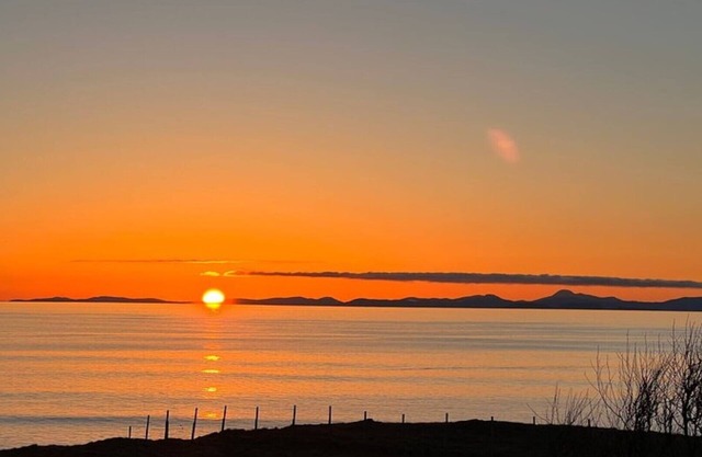 Seaside cottage, with wood burner, fast fibre broadband & fantastic sea views!