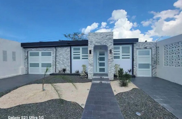 "Seaside Haven: A Spacious Family Retreat with Guest House Near the Beach"