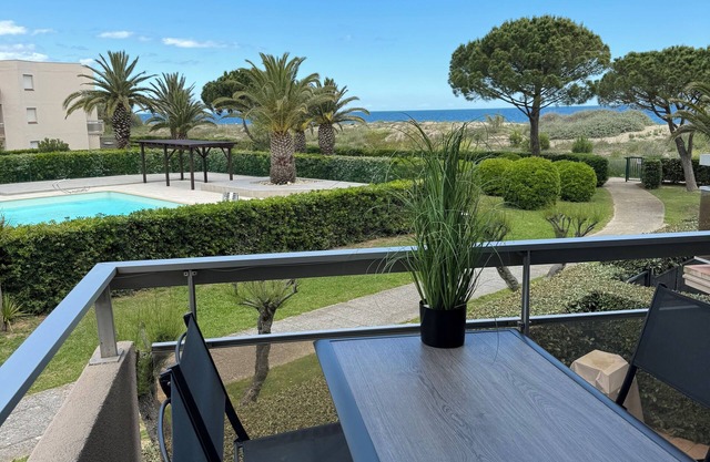 Seaside, Studio cabin with sea and pool view ideal for couple with 2 children