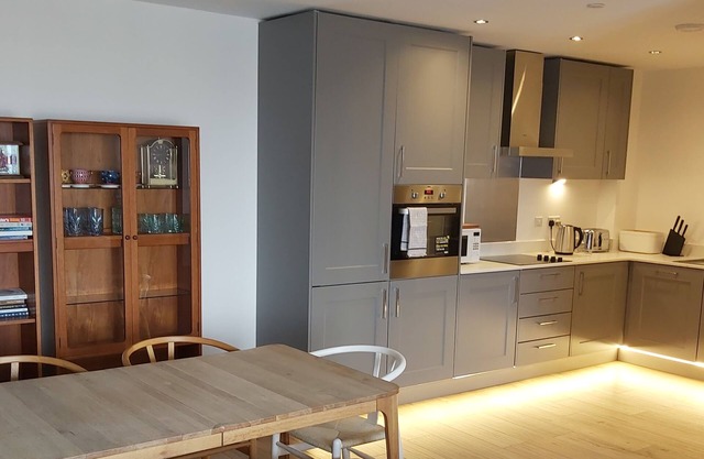 Seaview, 2-bedroom, 2-bathroom,12th Floor, Central Southend Flat