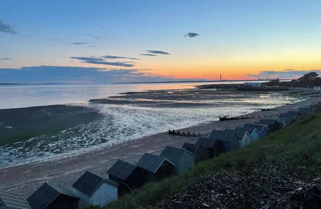 Seaview dog friendly ground floor flat 1 min to beach sleeps 4