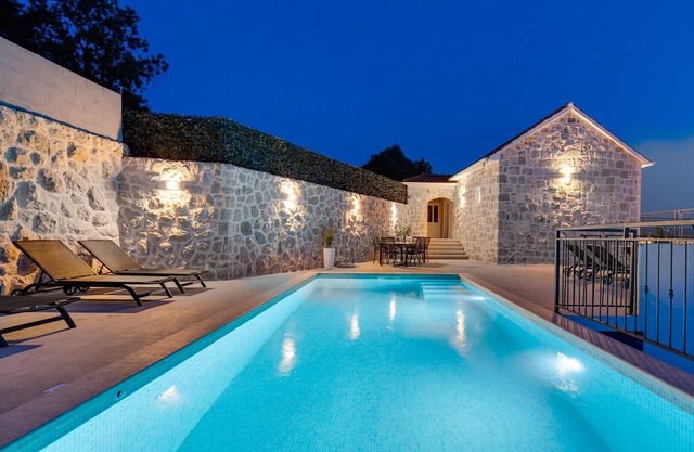 Seaview Villa KING with pool 3km from sea