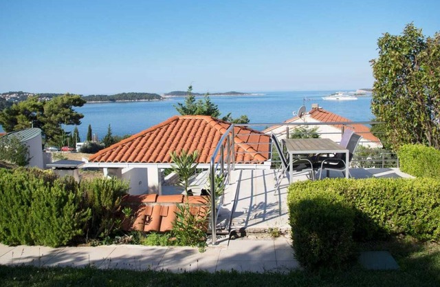 Seaview villa with swimming pool - 5 min from the beach