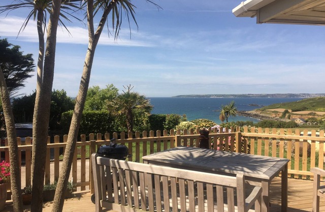 "SEAWARDS" PERFECT SEASIDE HOLIDAY HOME FOR 4/6 IN PERRANUTHNOE, CORNWALL
