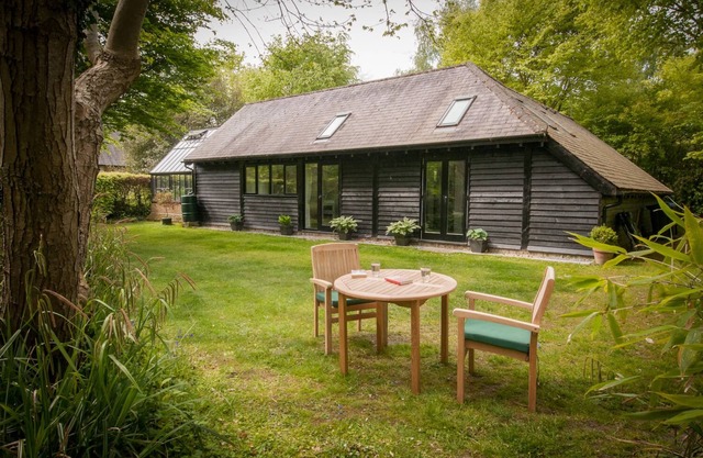 Secluded rural cottage with private garden, 15 mins to pub and cafe