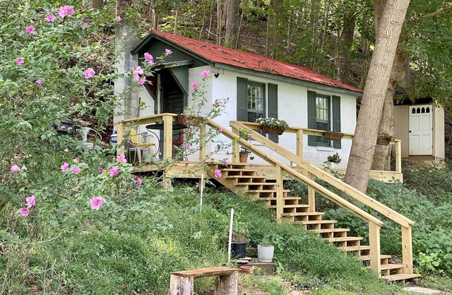 ❤️ Secluded 1940s Romantic Tiny House on the River