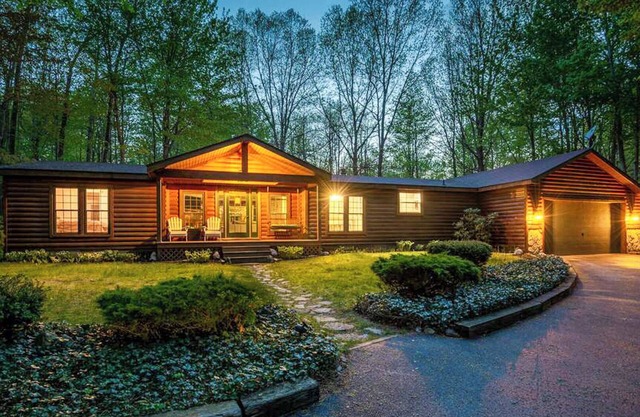 Secluded 3-bedroom cottage near the beach w/hot tub/sauna, game room, fire pit.