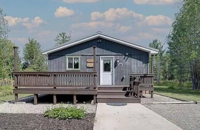 Secluded Cabin on 40 acres with a hot tub.