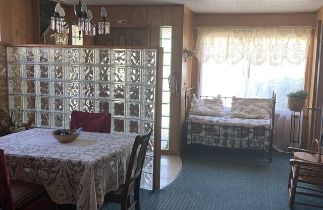 Secluded city cottage. 3 blocks from beach & Main Street shopping