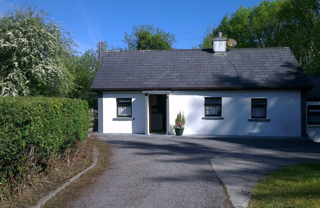 Secluded Cottage on 2 acres near Galway sleeps 5