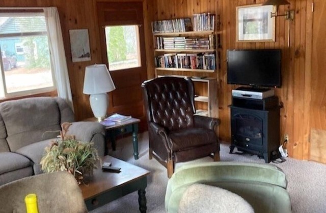 Secluded Country Cabin with semi-private Beach on Private Lake.