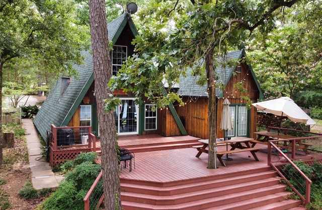 Secluded cove! Fish, hike, hunt! Keep boat in water on private dock Sleeps 18